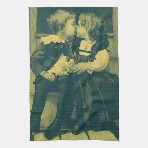 Oude liefde- en romantische foto, kinderen kussen theedoek