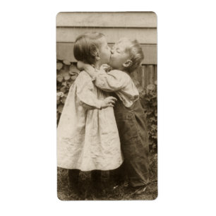 Oude liefdesfoto van kinderen die in een tuin kuss etiket
