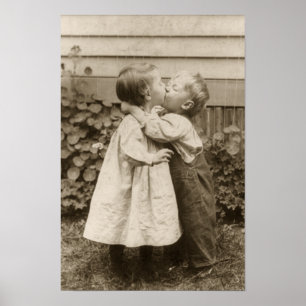 Oude liefdesfoto van kinderen die in een tuin kuss poster