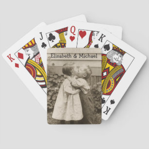 Oude liefdesfoto van kinderen die kussen in een tu pokerkaarten