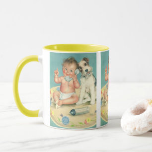 Oude lieve baby die telefoneert met puppy hond mok