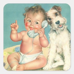 Oude lieve baby die telefoneert met puppy hond vierkante sticker