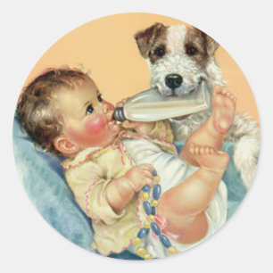 Oude lieve babyjongen met fles en puppy hond ronde sticker