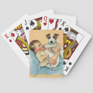 Oude lieve babyjongen met fles en puppy pokerkaarten