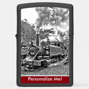 Oude locomotief met zwarte en witte stuwstof