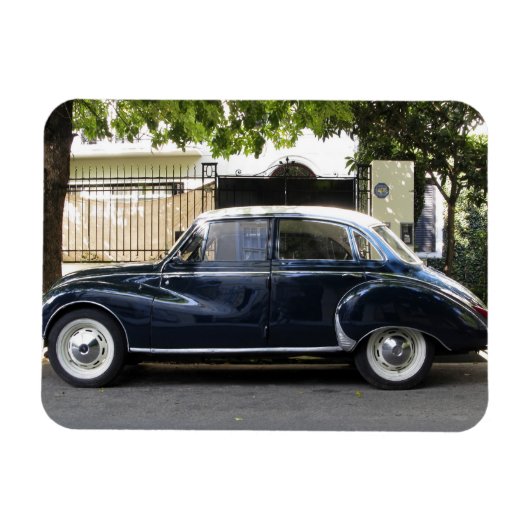 Oude, maar goed bewaarde Audi-auto. Magneet (Horizontaal)