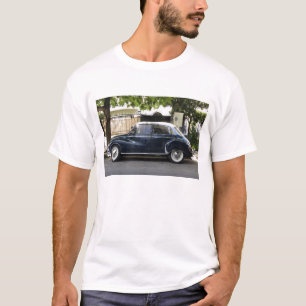 Oude maar goed bewaarde Audi-auto. T-shirt