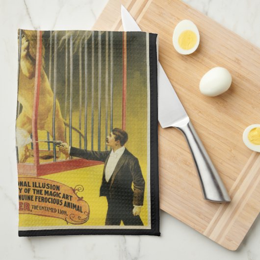 Oude Magie Poster, Magiër Bancroft en Leeuw Theedoek (Quarter Fold)