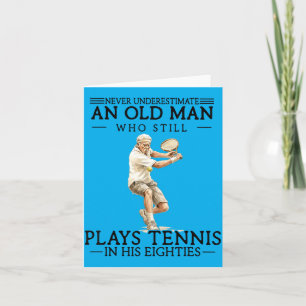 Oude man die tennis speelt in de tachtig Tennisspe Kaart