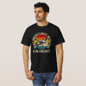 Oude Man in een Vliegtuig Funny Pilot T-shirt (Voorkant volledig)