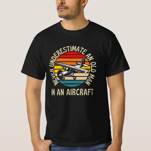 Oude Man in een Vliegtuig Funny Pilot T-shirt (Voorkant)