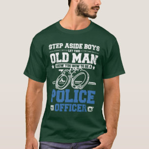 Oude man laat je zien hoe je een politieagent vrie t-shirt