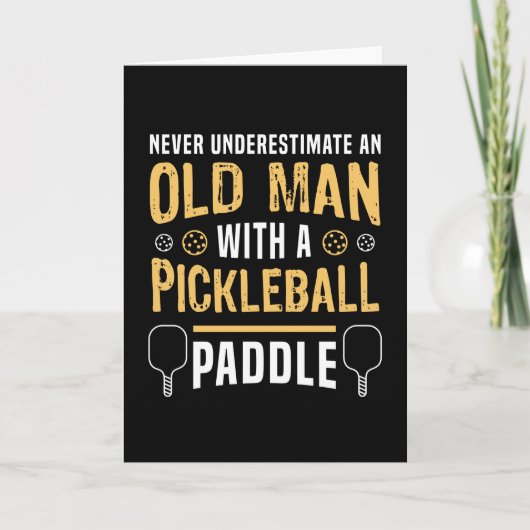 Oude man met cadeau pickleball-paddle kaart (Voorkant)