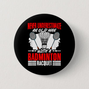 Oude man met een badmintonracket shuttle badminton ronde button 5,7 cm