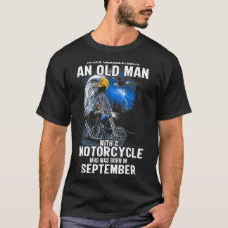 Oude Man met een motorfiets die in september werd  T-shirt