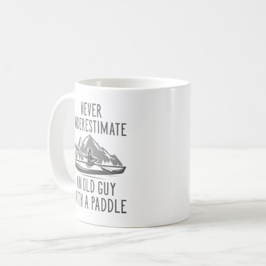 Oude man met een peddel koffiemok (Voorkant links)