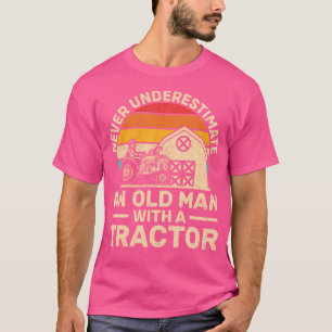 Oude man met een tractor voor vader opa boer manne t-shirt