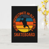 Oude Man met een Vintage van de Retro van Skateboa Kaart (Gele Bloem)