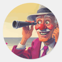 Oude man met verrekijker op het strand, grappig