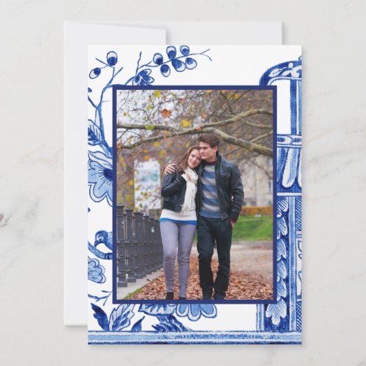 Oude marineblauw-witte chinoiserie bloemenprint save the date (Achterkant)