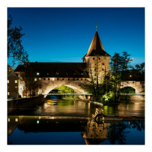 Oude middeleeuwse brug 's nachts in Neurenberg Perfect Poster