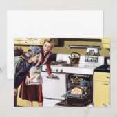 Oude moeder in de keuken die een paasham kookt (Voorkant / Achterkant)