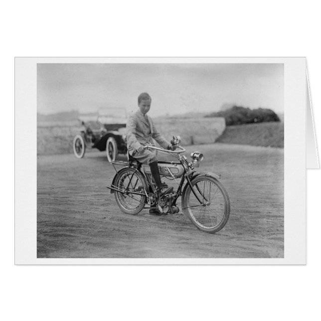 Oude motorfiets met koplicht over de lantaarn (Voorkant Horizontaal)