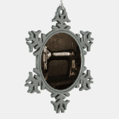 Oude  naaimachine tin sneeuwvlok ornament (Links)