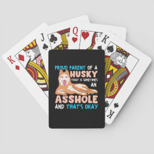 Oude ouder van een handige hond pokerkaarten