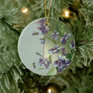 Oude paarse bloemen bloeien in een paasei keramisch ornament