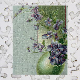 Oude paarse bloemen bloeiend in een paasei legpuzzel