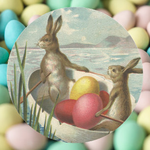 Oude paashaas in een boot met paaseieren ronde sticker