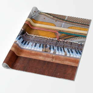 Oude  piano met het deksel eraf. Een vervallen Cadeaupapier