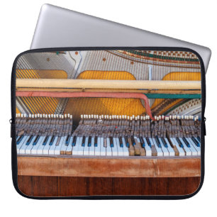 Oude  piano met het deksel eraf. Een vervallen Laptop Sleeve