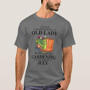 Oude Plant vrouw houdt van tuinbouw in juli gebore T-shirt