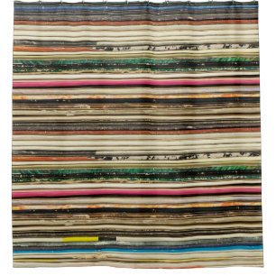 Oude platenkartonnen omhulsels, gestapeld in peler douchegordijn