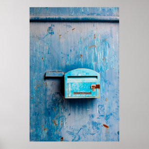 Oude postbus op deuroque, achtergrond, blauw, doos poster