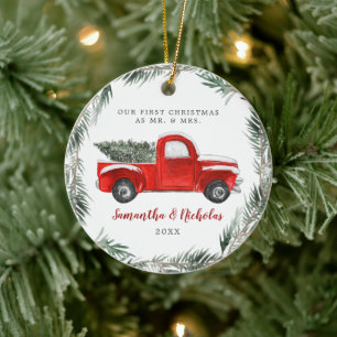 Oude rode boerderijtruck   Eerste kerst Mis en Mev Keramisch Ornament