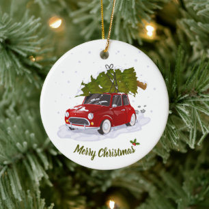 Oude rode retro auto brengt kerstboom thuis keramisch ornament
