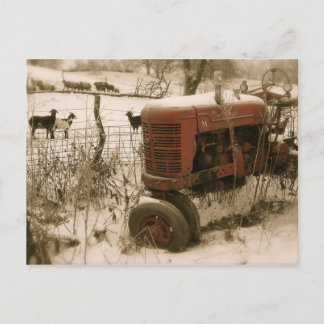 Oude rode tractor met Briefkaart voor kerstmis