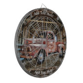 Oude rode vrachtwagen in rustieke schuur dartbord (Voorkant Links)