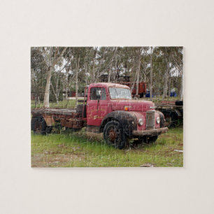 Oude rode vrachtwagen legpuzzel