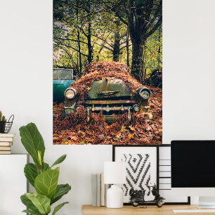Oude roestige auto in herfstbladeren poster