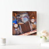 Oude roestwagen op een boerderij vierkante klok (Huis)