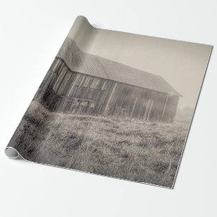 Oude rotsachtige schuur in het veld cadeaupapier