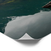 Oude rowboot met bergachtige reflectie poster (Hoek)