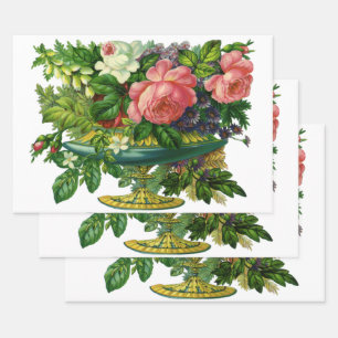 Oude roze rozen, vaas met bloemen inpakpapier vel