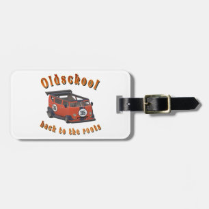 Oude school, oude auto in rood bagagelabel
