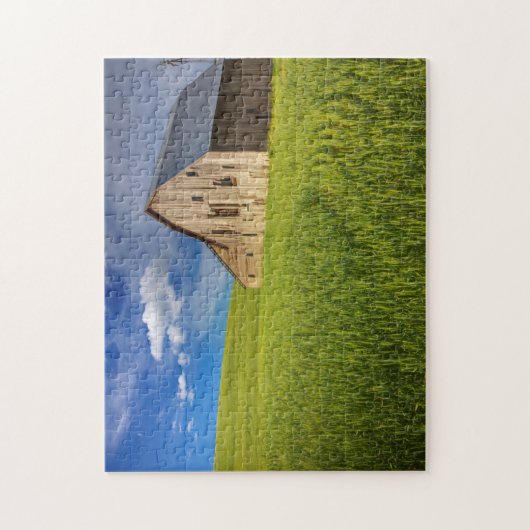 Oude schuur in het veld van de voorjaarstarwe legpuzzel (Verticaal)