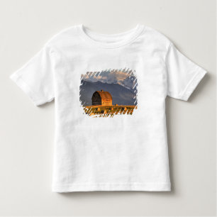 Oude schuur omgeven door hooibalen en dramatisch kinder shirts